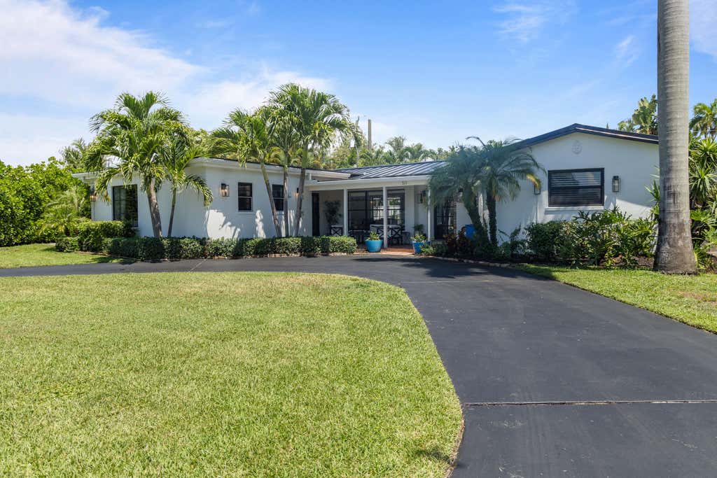 Photo of 711 SW 27th Way, Boynton Beach, FL 33435 (MLS # B26041330)