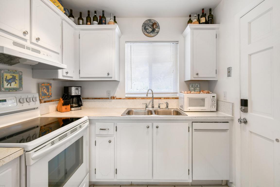 TEQUESTA GARDEN CONDO 6 - Residential