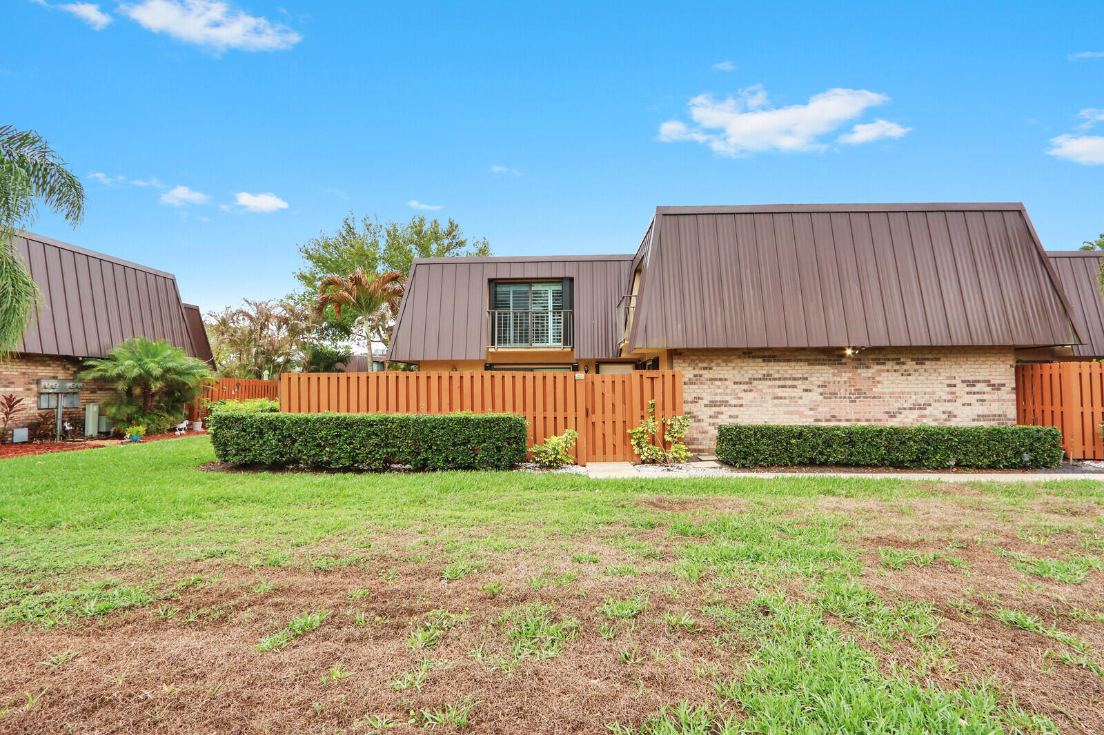 EMERALD LAKES - Residential