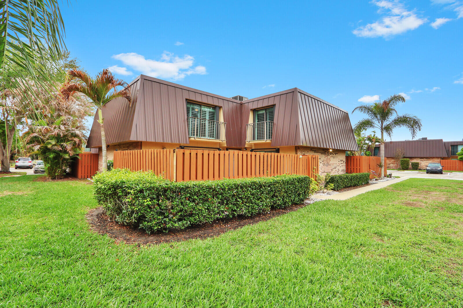 EMERALD LAKES - Residential