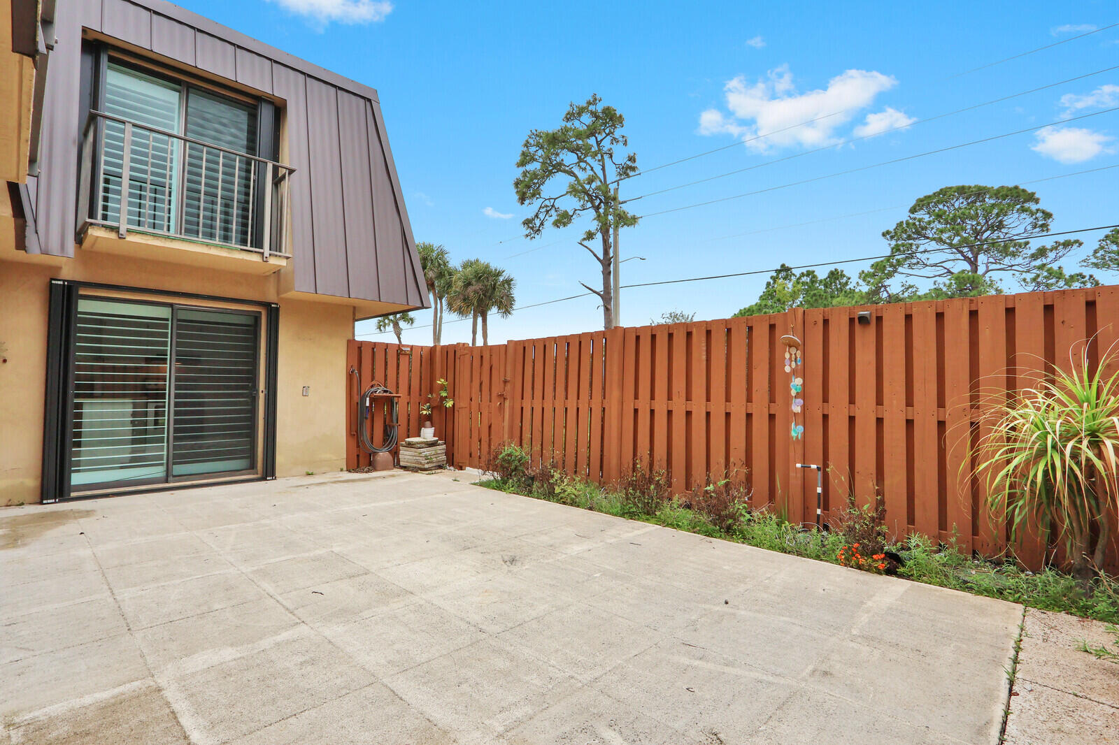 EMERALD LAKES - Residential