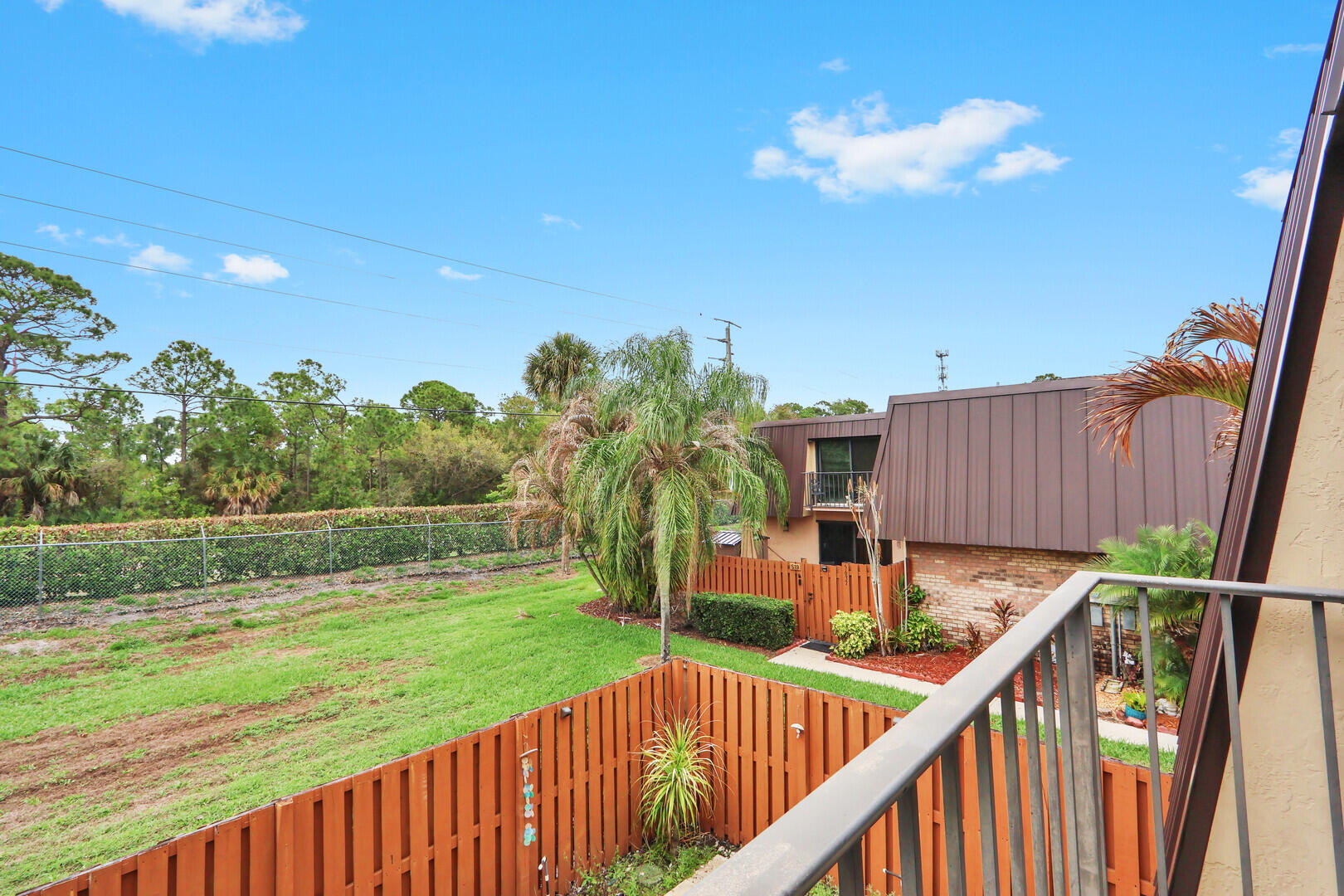 EMERALD LAKES - Residential