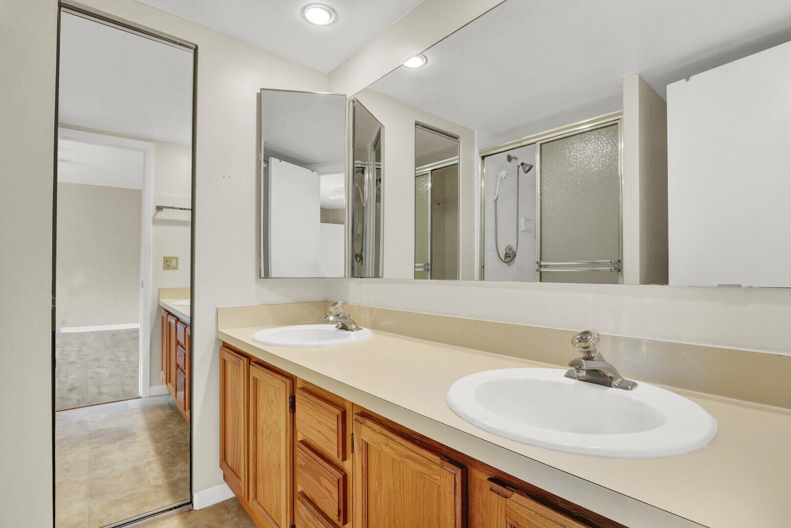 EMERALD LAKES - Residential