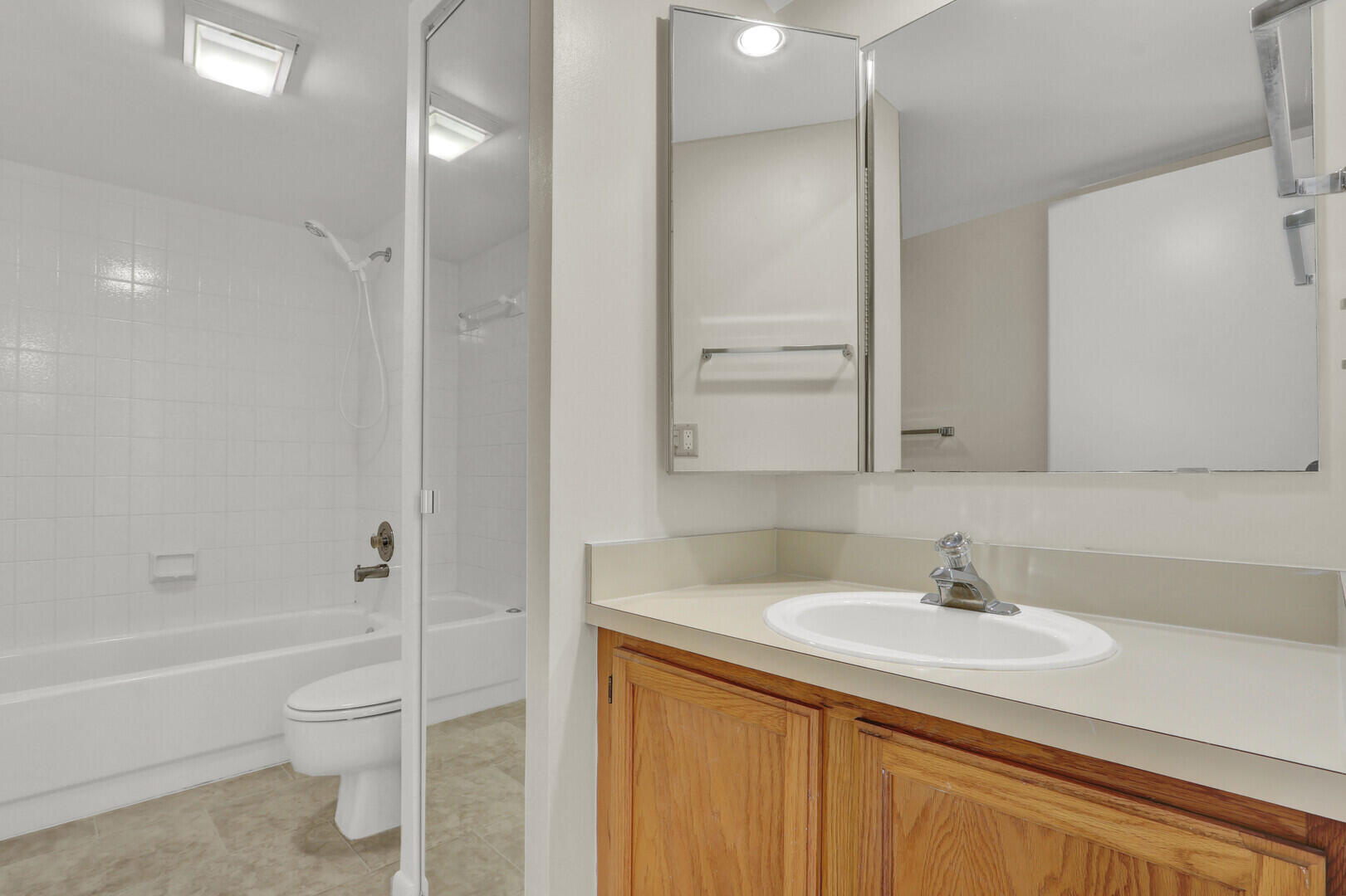 EMERALD LAKES - Residential