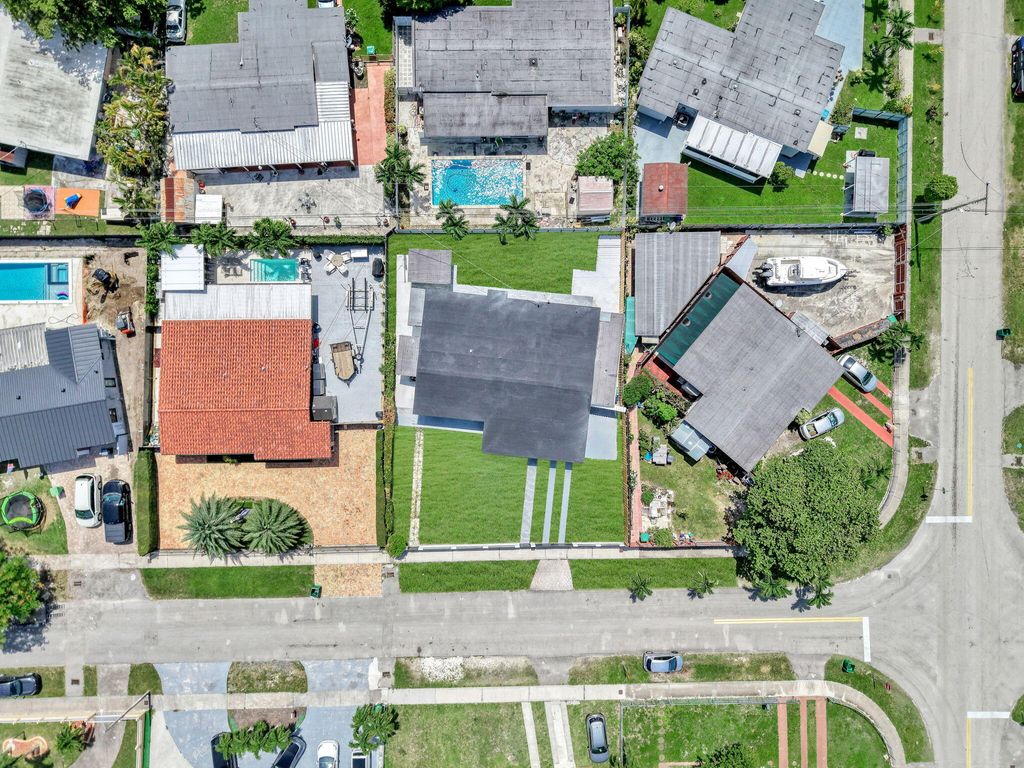 Photo of 4040 SW 108th Avenue, Miami, FL 33165 (MLS # B26004965)