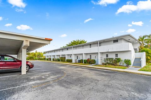 Condominium in Royal Palm Beach FL 148 West Court.jpg