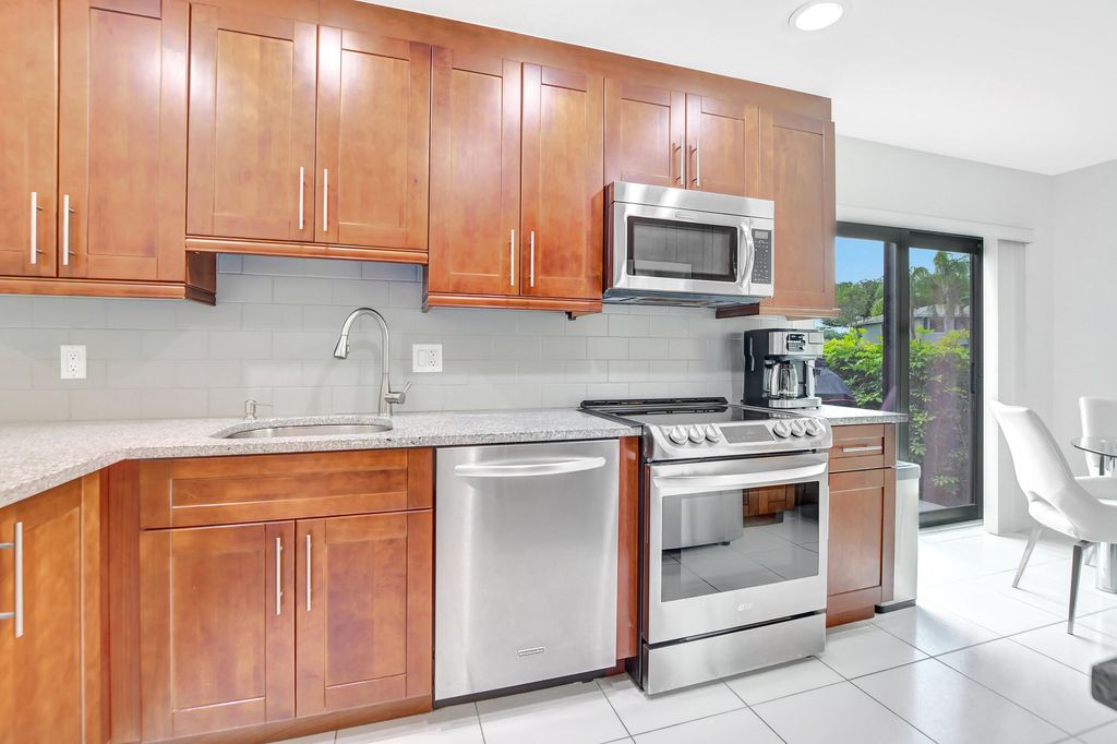 Photo of 50 Stratford Lane #G, Boynton Beach, FL 33436 (MLS # R10967292)