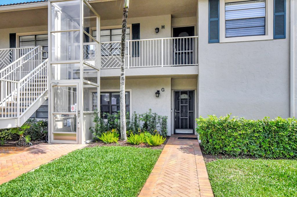 Photo of 50 Stratford Lane #G, Boynton Beach, FL 33436 (MLS # R10967292)