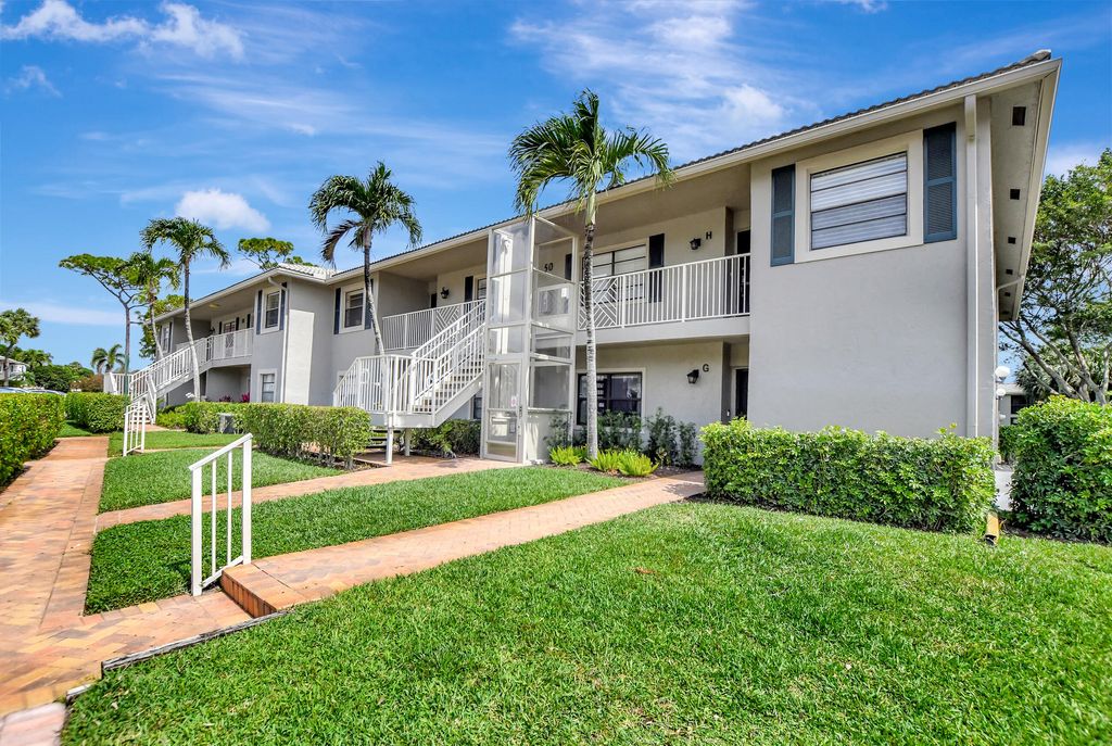 Photo of 50 Stratford Lane #G, Boynton Beach, FL 33436 (MLS # R10967292)