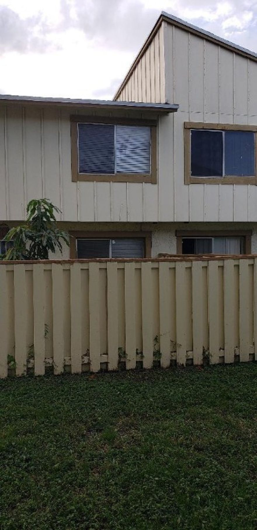 THIS UNIT IS  FRESHLY PAINTED AND READY TO MOVE IN-- INVESTORS DEREAM OR STARTER HOME-- A/C IS  2 YEARS OLD.  MAKE OFFERS Owner will make decision on offers on 11/28/19