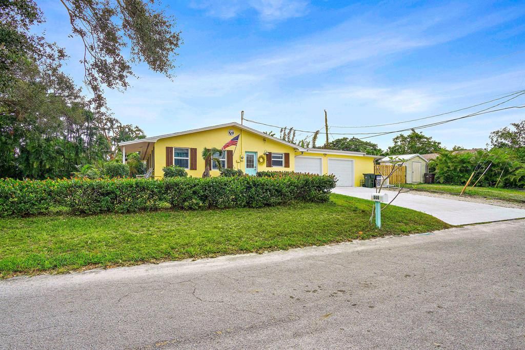 Photo of 800 SE Madison Avenue, Stuart, FL 34996 (MLS # R10852712)