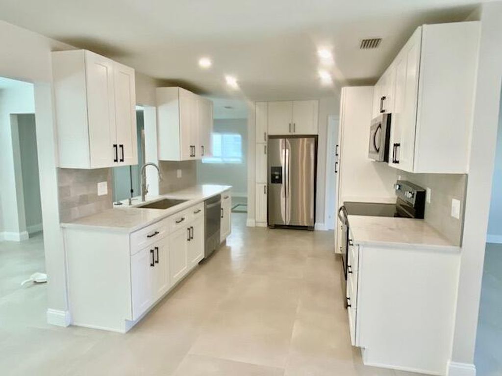 Photo of 1900 SW 14th Avenue, Boynton Beach, FL 33426 (MLS # R11025394)