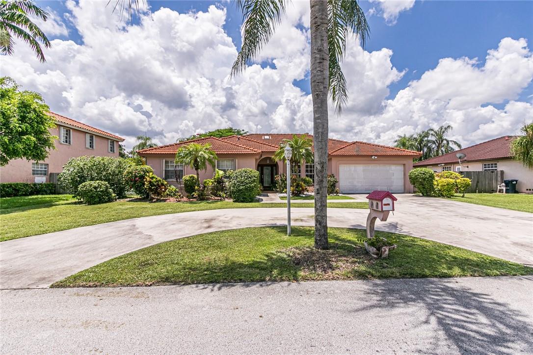 SHOWINGS BEGIN MONDAY, JULY 24TH.
Beautiful single family home with updated kitchen and stainless steel appliances. Split floor plan with spacious bedrooms. Laminate floors in bedrooms, tiled floors in living area. Large Florida room leads to huge backyard with enough space to build a pool. No HOA. Minutes from shopping centers and turnpike. Please use Showing Time.