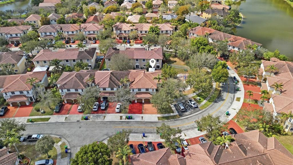 Escada 174-84 B - Residential Lease