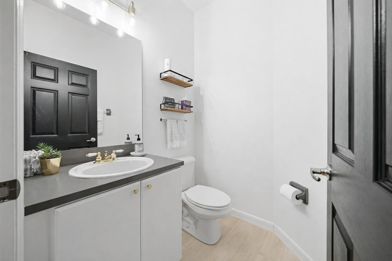 Escada 174-84 B - Residential Lease