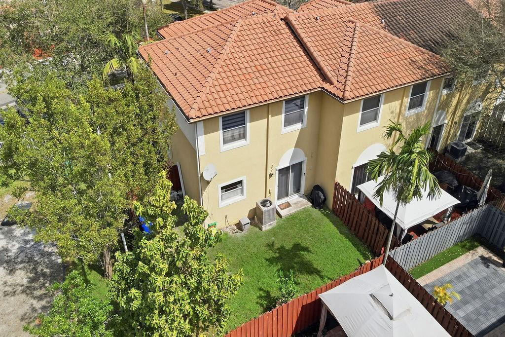 Escada 174-84 B - Residential Lease