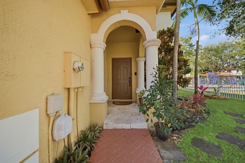 Escada 174-84 B - Residential Lease