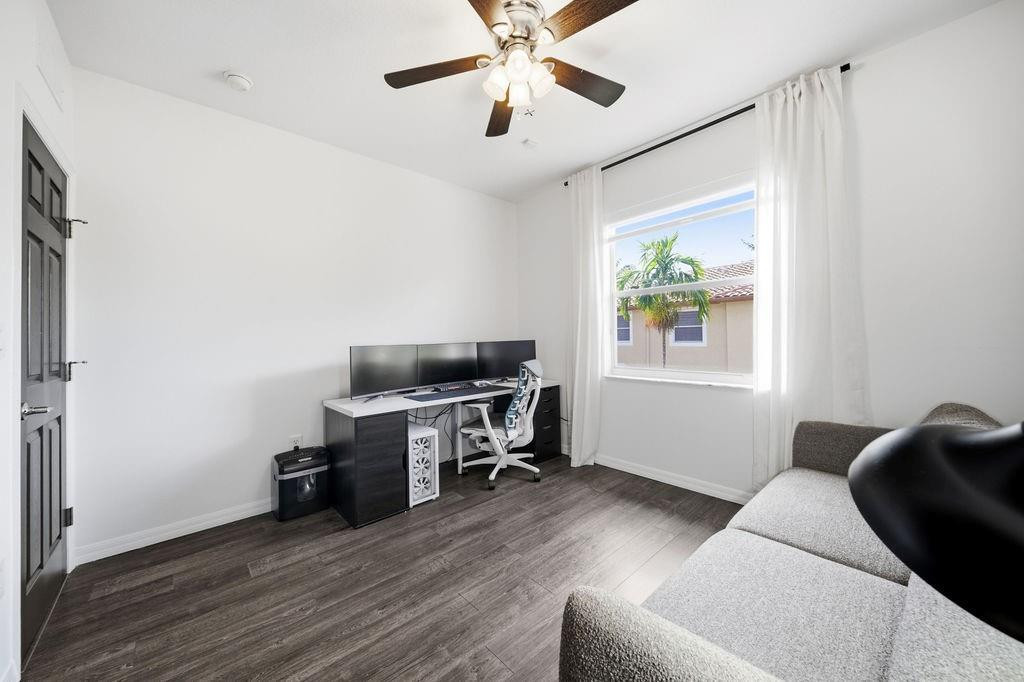 Escada 174-84 B - Residential Lease