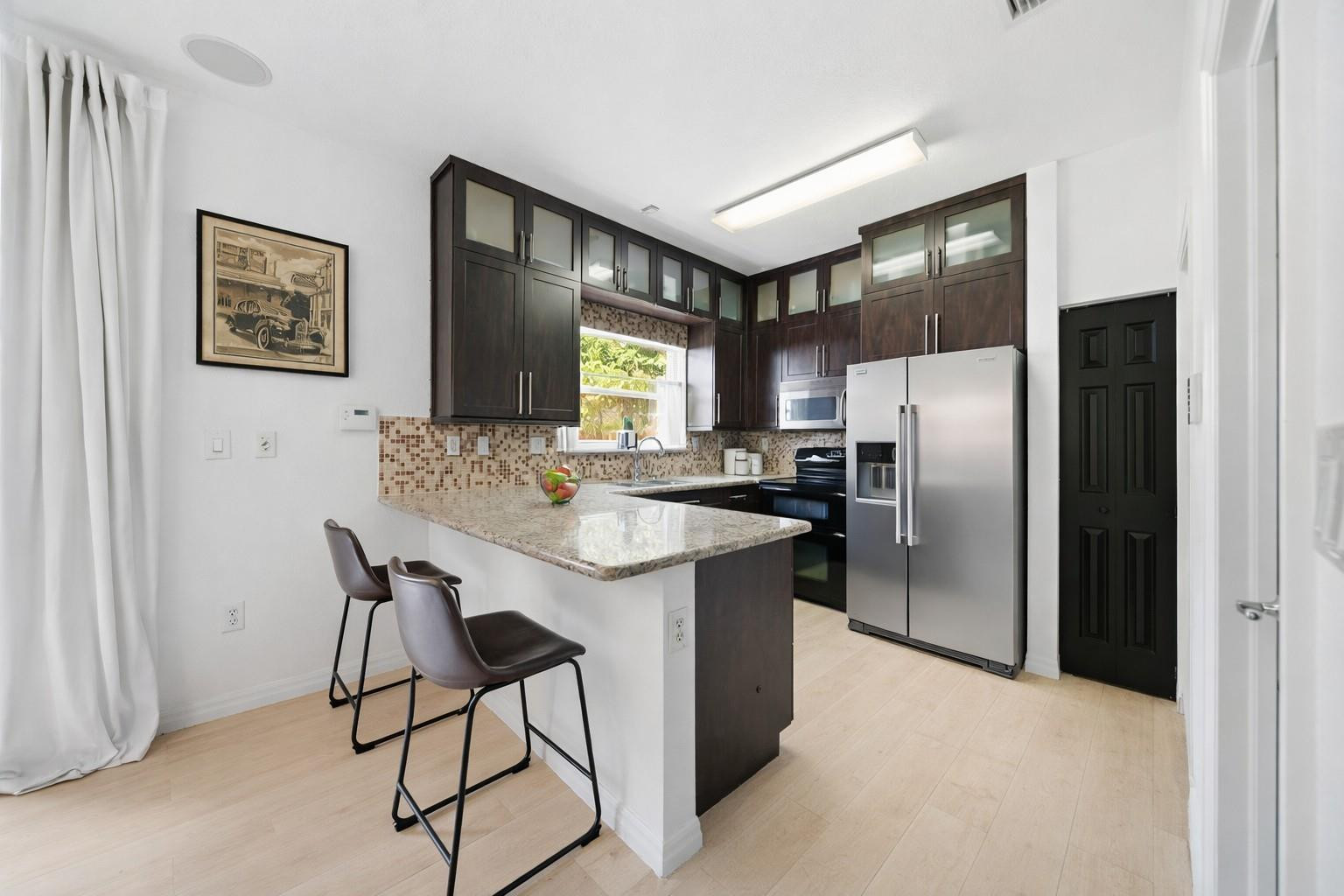 Escada 174-84 B - Residential Lease