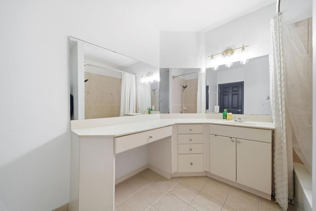 Escada 174-84 B - Residential Lease