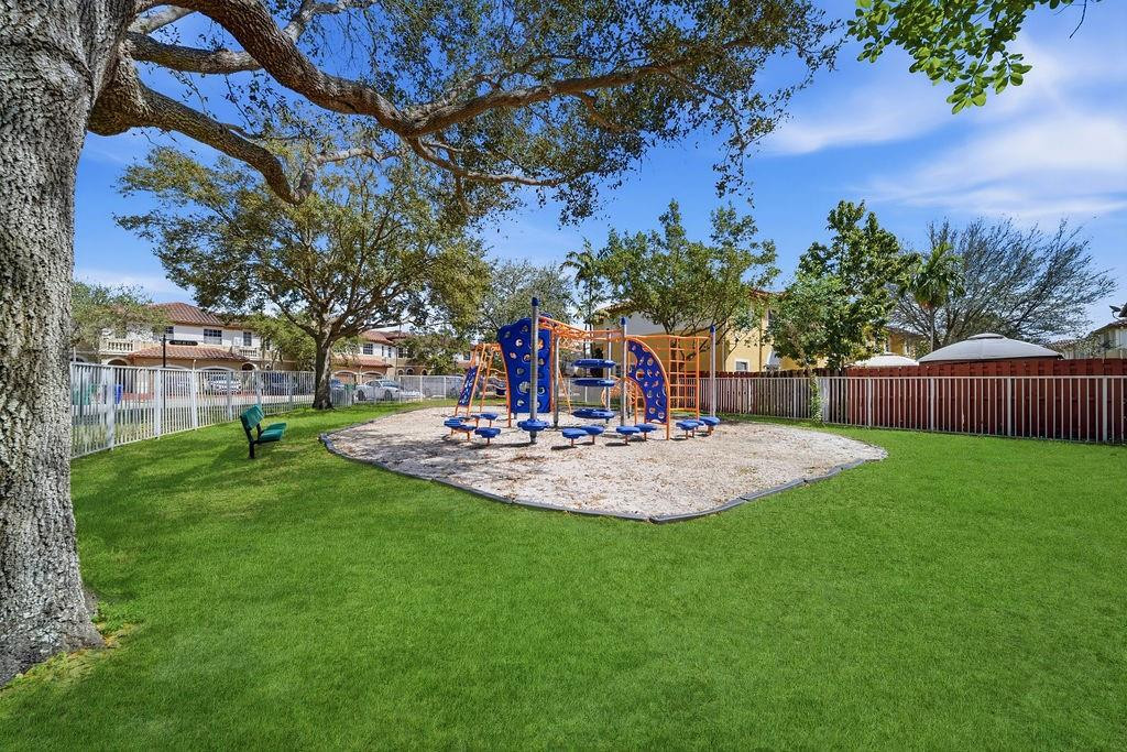 Escada 174-84 B - Residential Lease