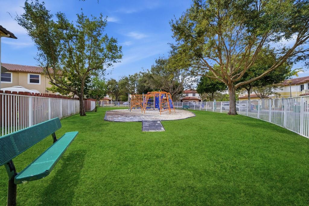 Escada 174-84 B - Residential Lease