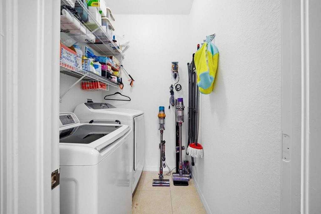 Escada 174-84 B - Residential Lease