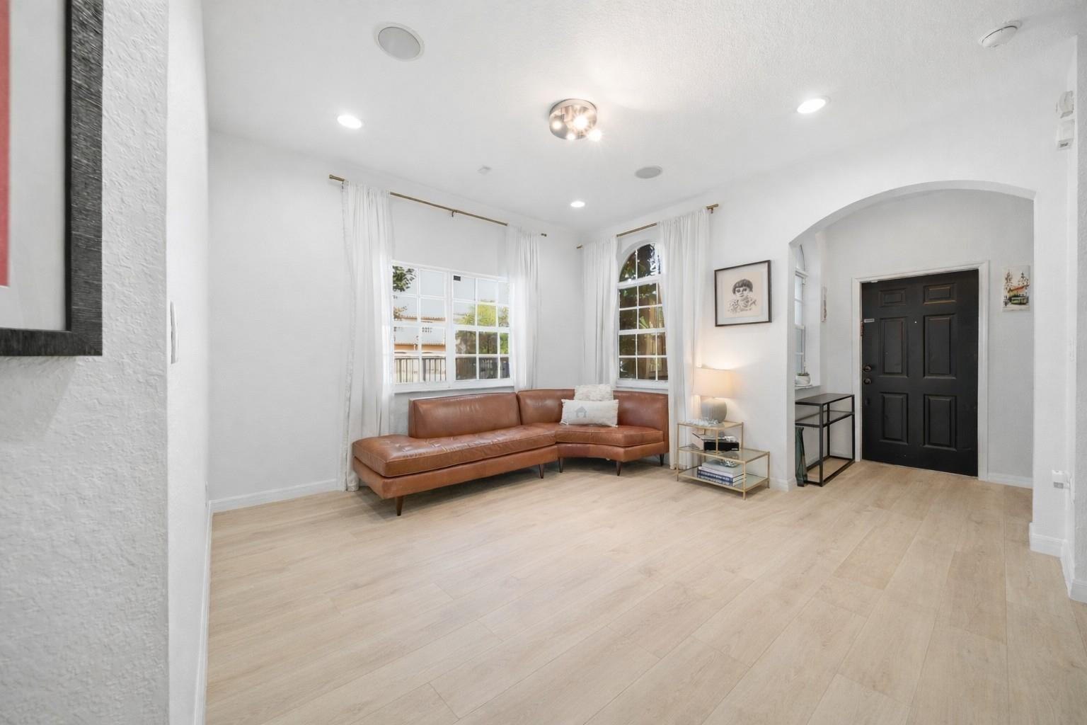 Escada 174-84 B - Residential Lease