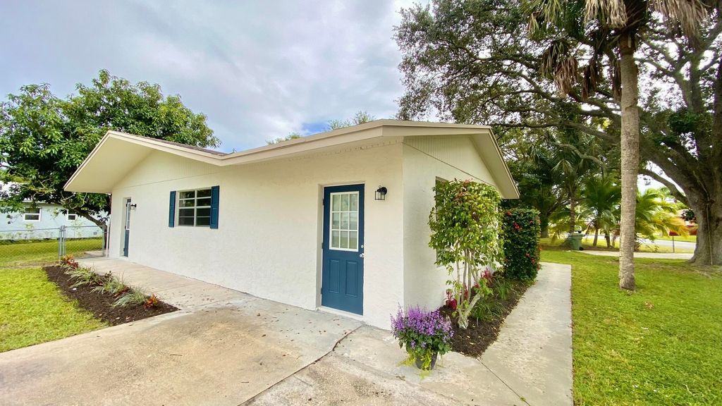 Photo of 907 SE Lake Street, Stuart, FL 34994 (MLS # R10943698)