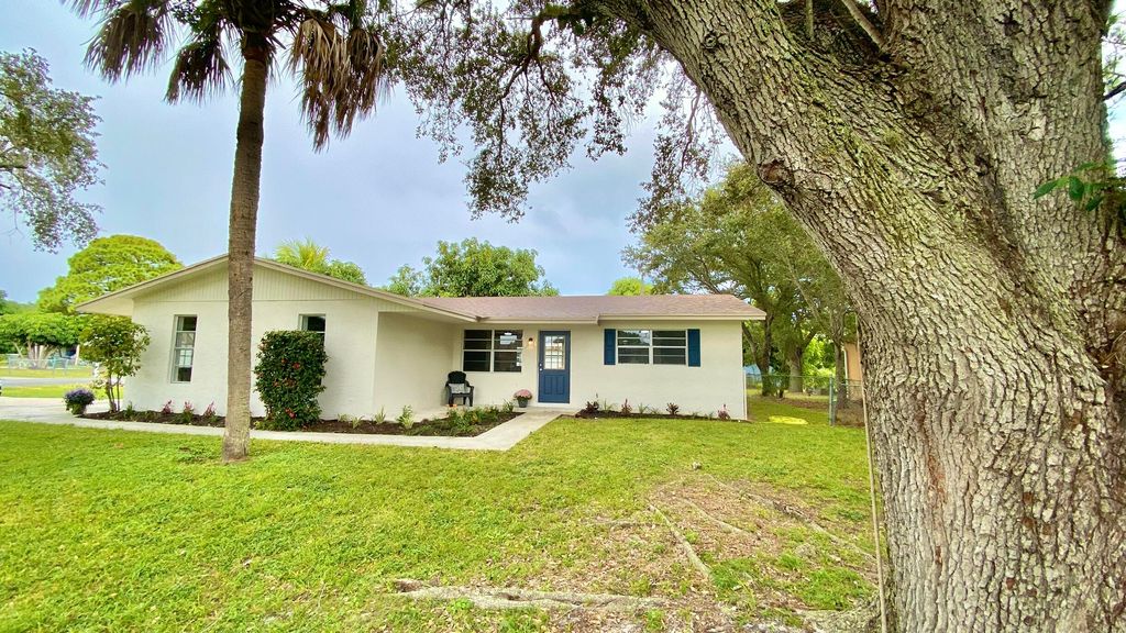 Photo of 907 SE Lake Street, Stuart, FL 34994 (MLS # R10943698)