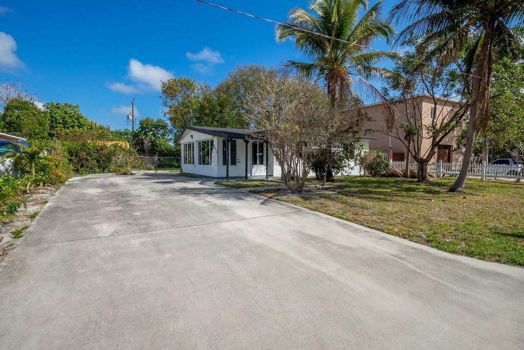 Photo of 113 SE 8th Avenue, Boynton Beach, FL 33435 (MLS # B26026899)
