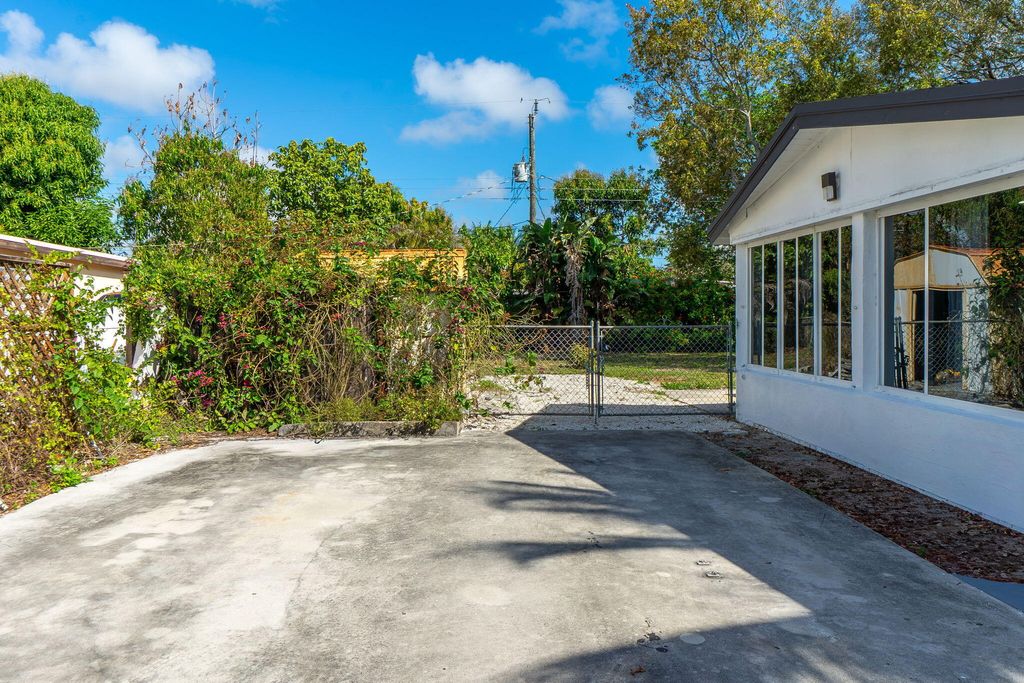 Photo of 113 SE 8th Avenue, Boynton Beach, FL 33435 (MLS # B26026899)