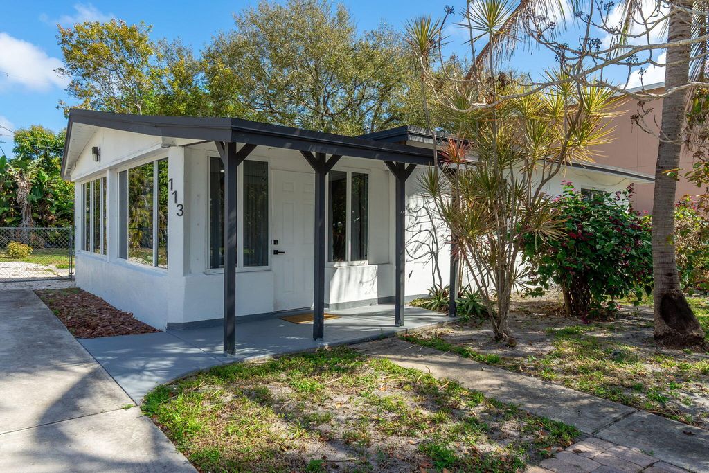 Photo of 113 SE 8th Avenue, Boynton Beach, FL 33435 (MLS # B26026899)