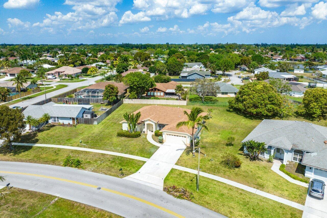 Welcome home to this 3 bedroom/2 bath single family home in La Mancha with no HOA. New Kitchen w/ Stainless-Steel appliances & vinyl flooring in all bedrooms. New AC & Lawn Care included in Rent.
