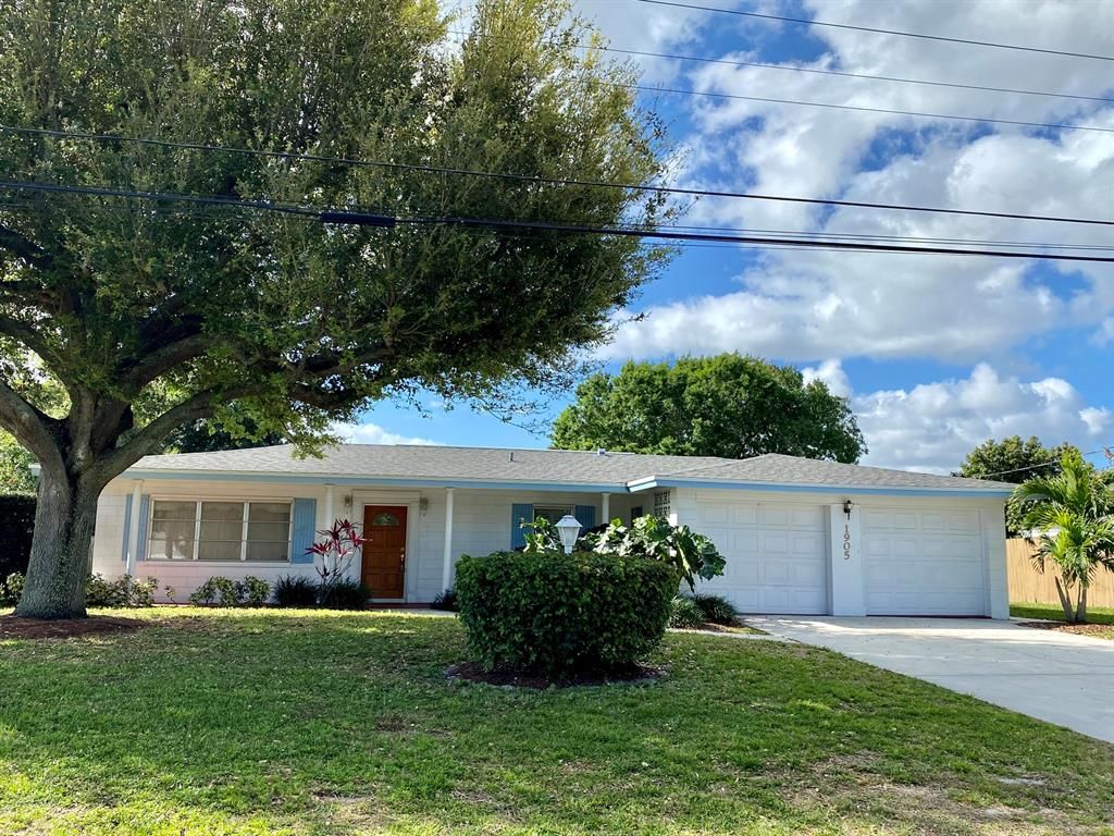 Photo of 1905 Wyoming Avenue, Fort Pierce, FL 34982 (MLS # R10699048)