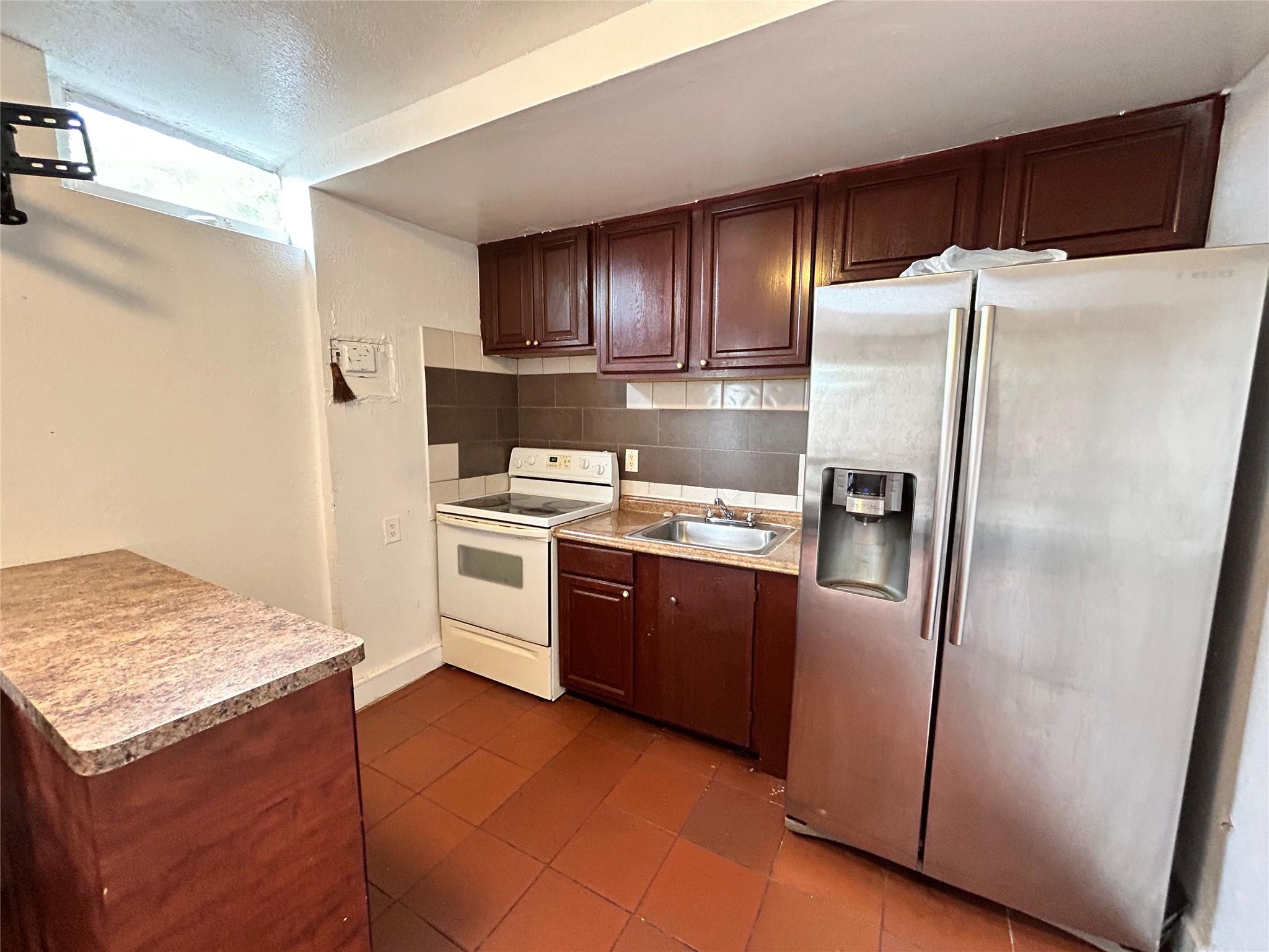 A nice studio is available soon for a new tenant! two car garage and a huge back yard! Close to Hard rock Casino, shops, restaurants. Full open kitchen, bathroom, closet - perfect for a single person or a couple. Quick and easy move in without credit score checking. Pets are welcome with a pet fee.