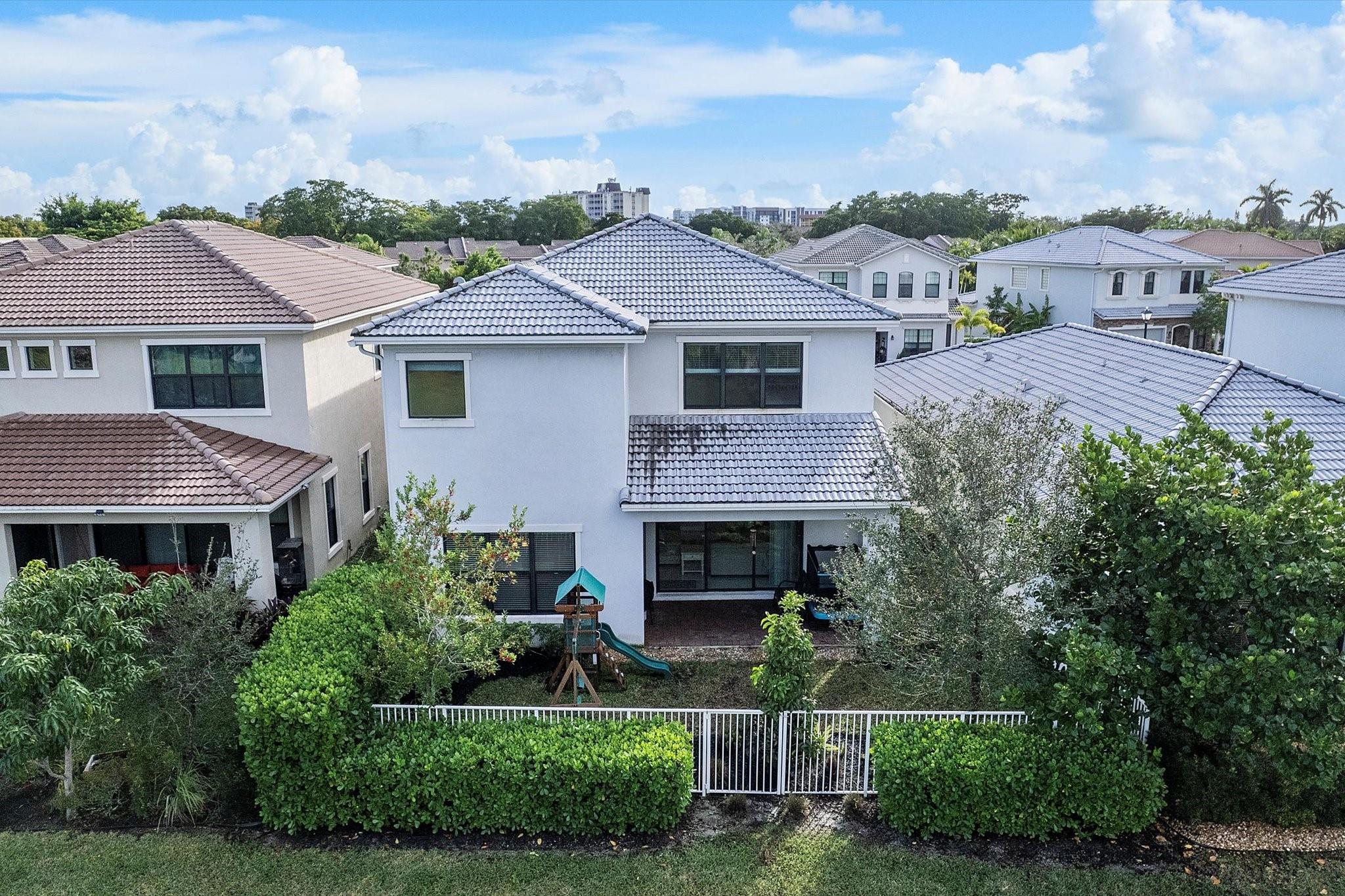 Coral Lago 182-31 B - Residential