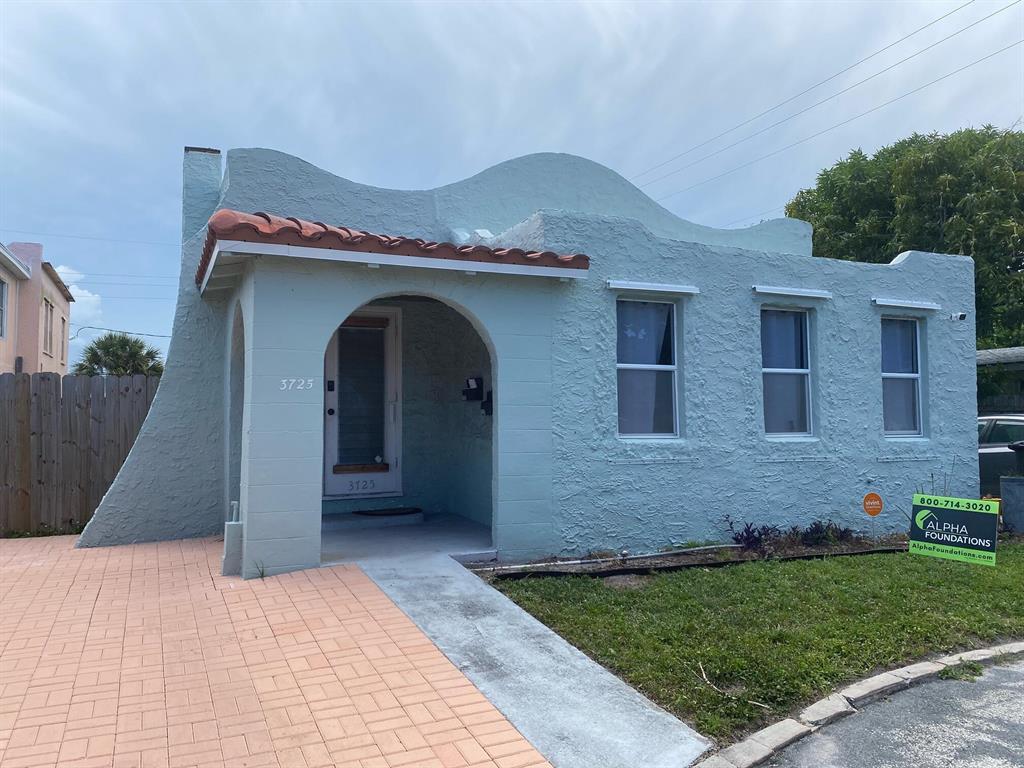 Location! Location! Location! Spacious 3 Bedroom/1 Bathroom House in the heart of Antique Row! Huge Fenced Yard. Pets welcome. Steps to Shopping, Restaurants. Minutes to The Square, Palm Beach Island, Kravis Center, the Beach. More pics will be added soon! Available NowPlease call for more details.