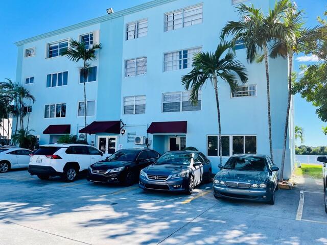 GREAT LOCATION! THIS 2/2 APARTMENT PLUS DEN+OFFICE IS RENTED UNTIL AUGUST 2022 PAYING $1400 MONTHLY. GREAT FOR INVESTORS, AND BUILDING ALLOWS SHORT TERM RENTALS. WHOLE APARTMENT HAS TILE THROUGHOUT AND EXTRA DEN USING AS A THIRD BEDROOM. BUILDING HAS ELEVATOR AND IT IS FOR ALL AGES. IT IS ONLY ONE PARKING SPORT FOR EACH APARTMENT. IT IS NEAR TO THE MAIN HIGHWAYS I95, TURNPIKE, SAWGRASS, AND PLACES LIKE COSTCO, PUBLIX, CVS, RESTAURANTS, ETC.