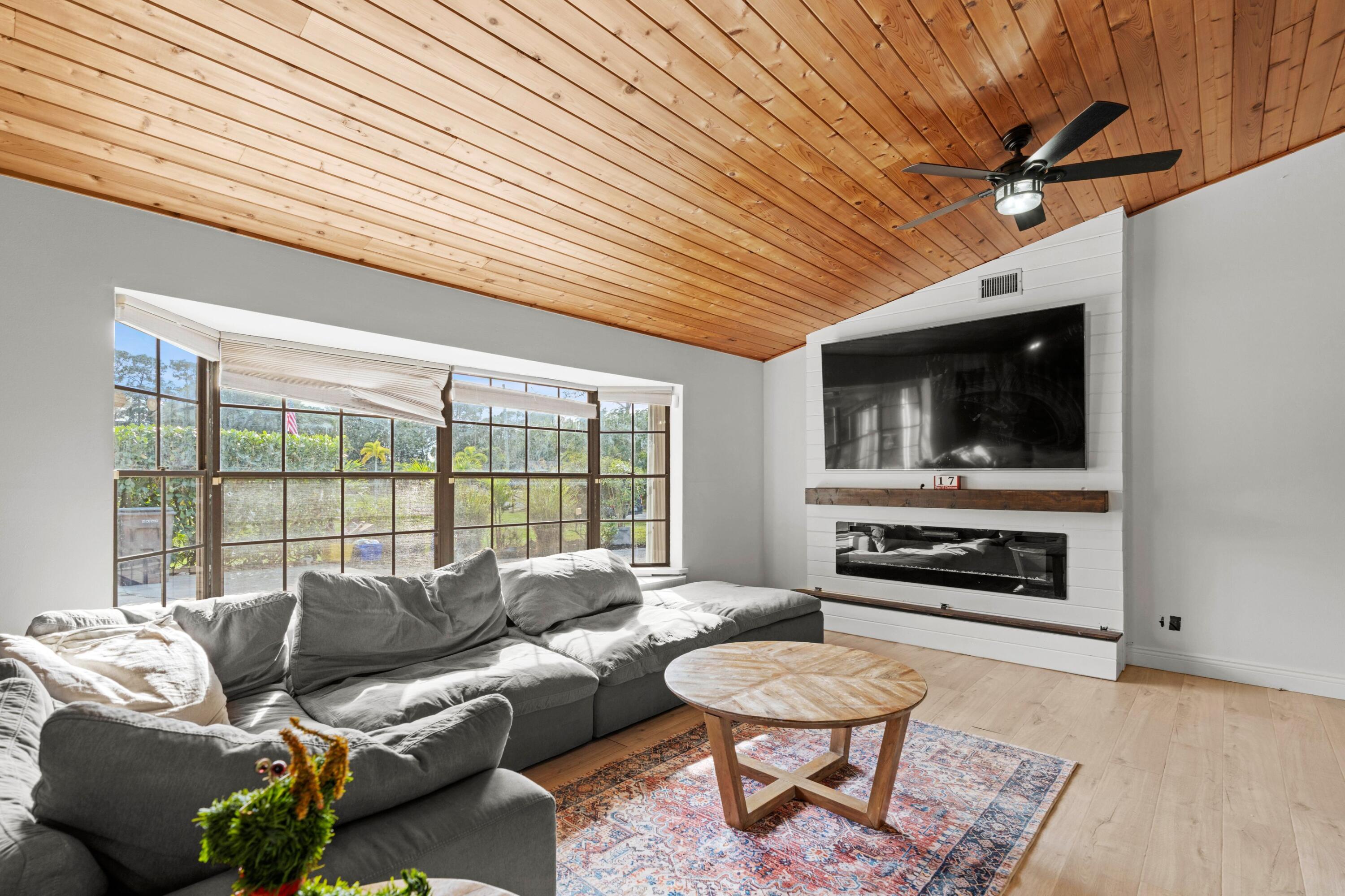 3-43-41~ E 207.50 FT OF W   662.50 FT OF N 240 FT - Residential