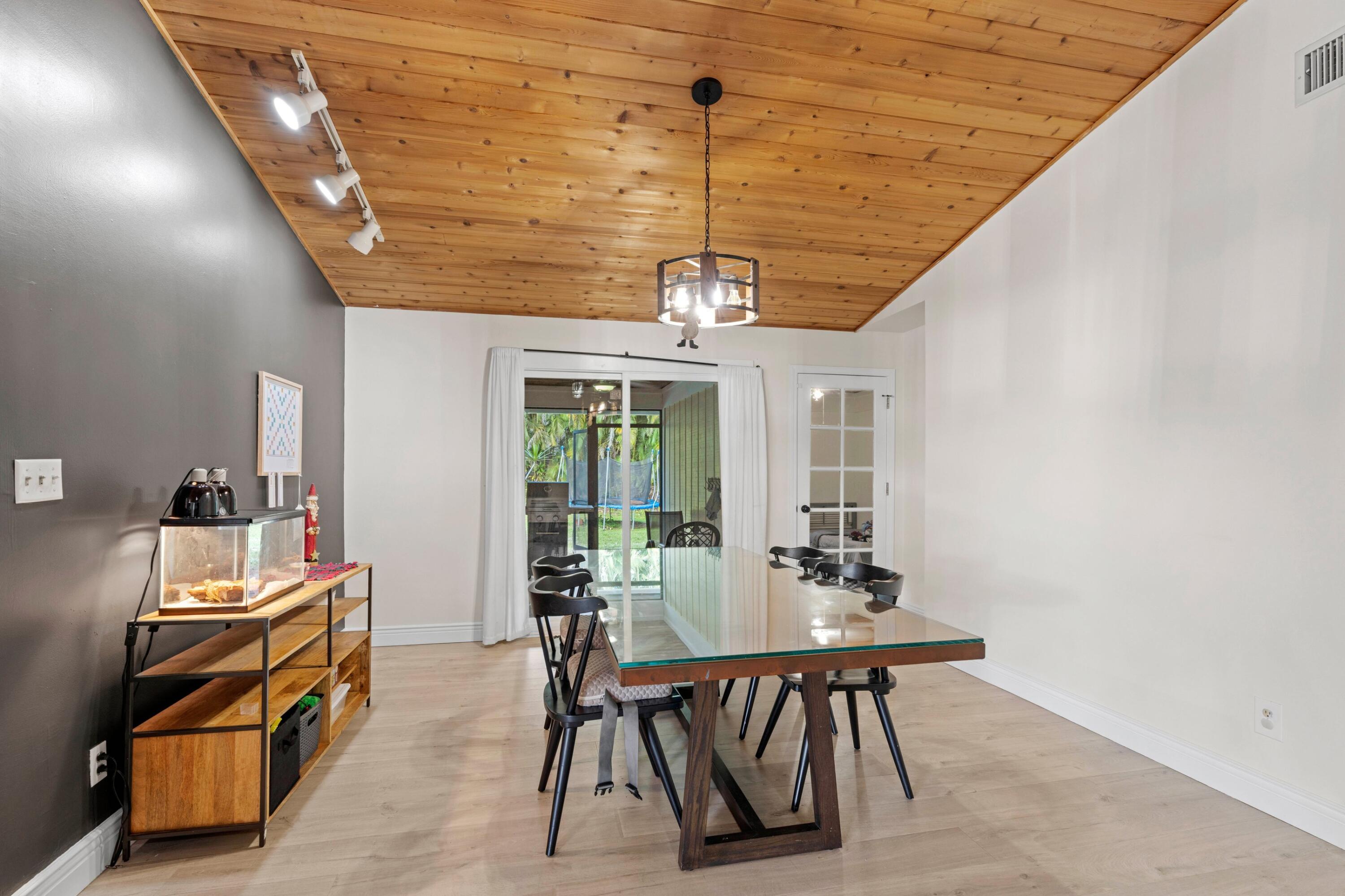 3-43-41~ E 207.50 FT OF W   662.50 FT OF N 240 FT - Residential