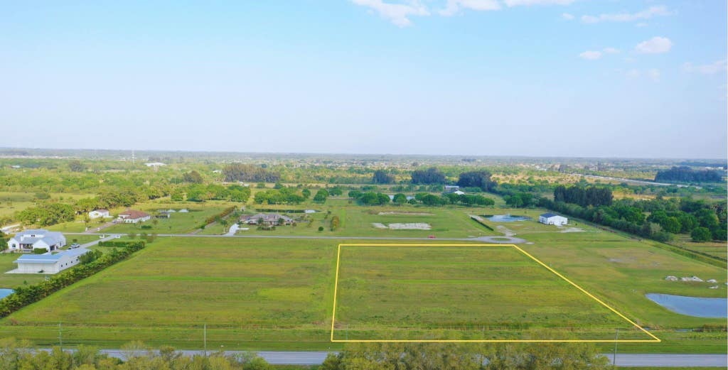 Photo of 605 65th Avenue, Vero Beach, FL 32968 (MLS # F10492878)