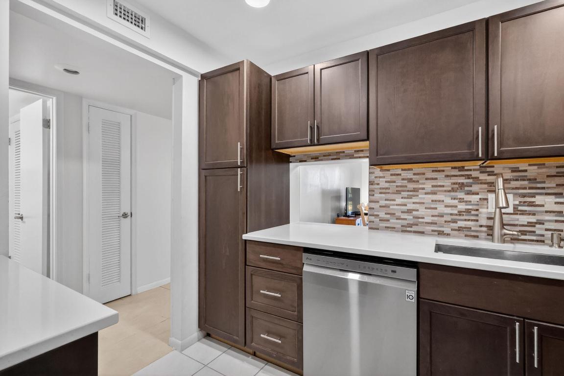 VILLAGE ROYALE ON THE GREEN CONDO - Residential