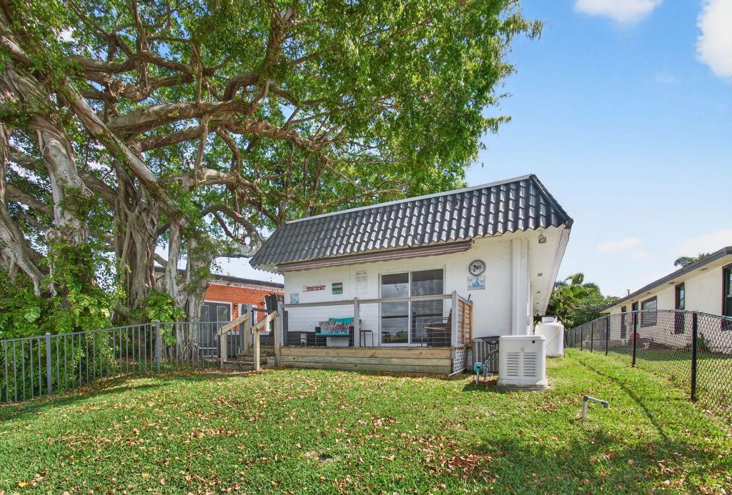 Photo of 6647 Paul Mar Dr, Lantana, FL 33462 (MLS # B26000905)