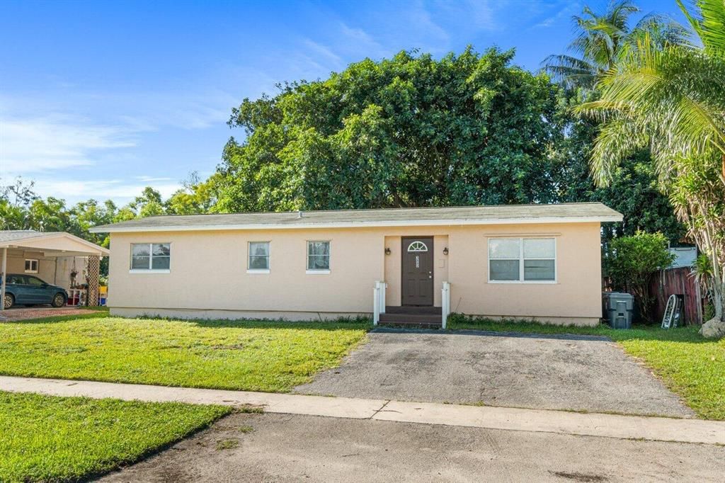 Photo of 3882 Kewanee Road Rd, Lake Worth Beach, FL 33462 (MLS # R10748168)