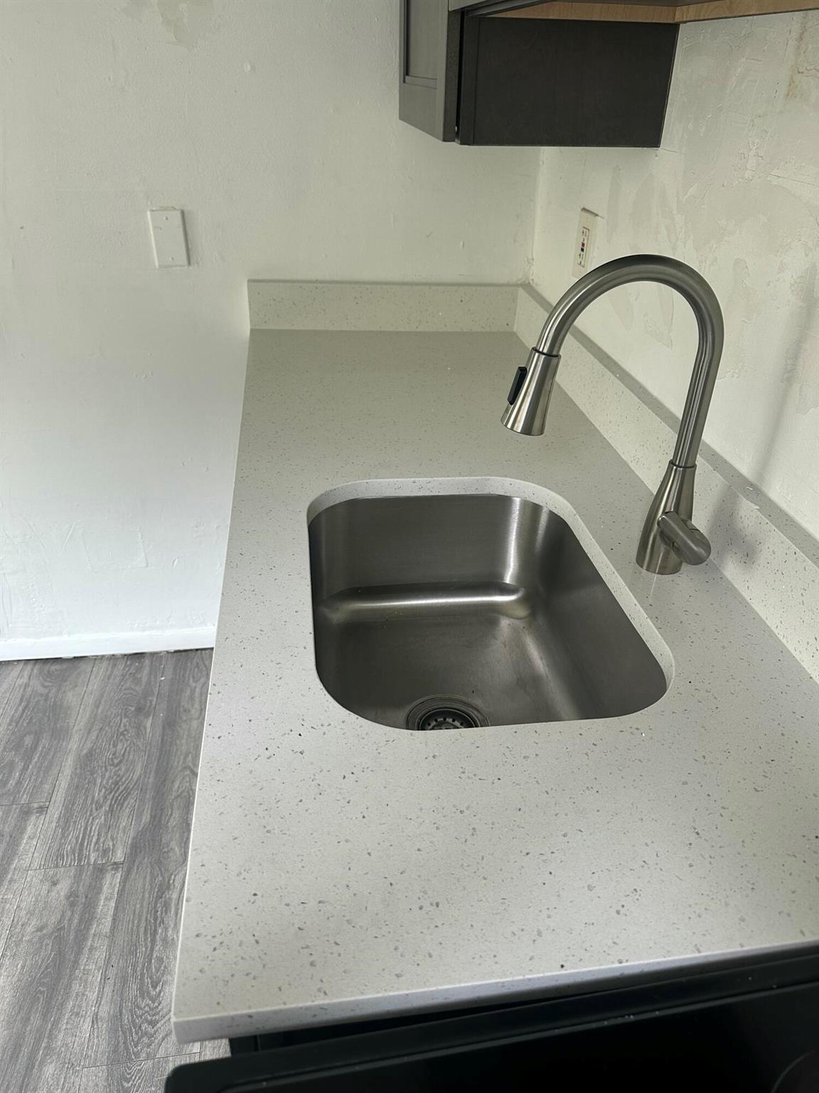 Fully renovated an updated 2/1 with New Cabinets in the kitchen and bathroom, granite counter in kitchen and walk in shower. Split AC and tankless water heater. Walking distance to bus, train, downtown WPB and Clematis street.