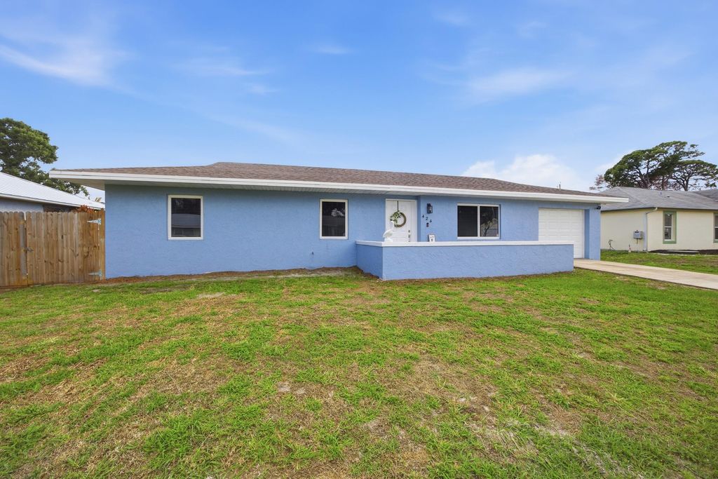 Photo of 424 SE Fallon Drive, Port Saint Lucie, FL 34983 (MLS # B26010954)