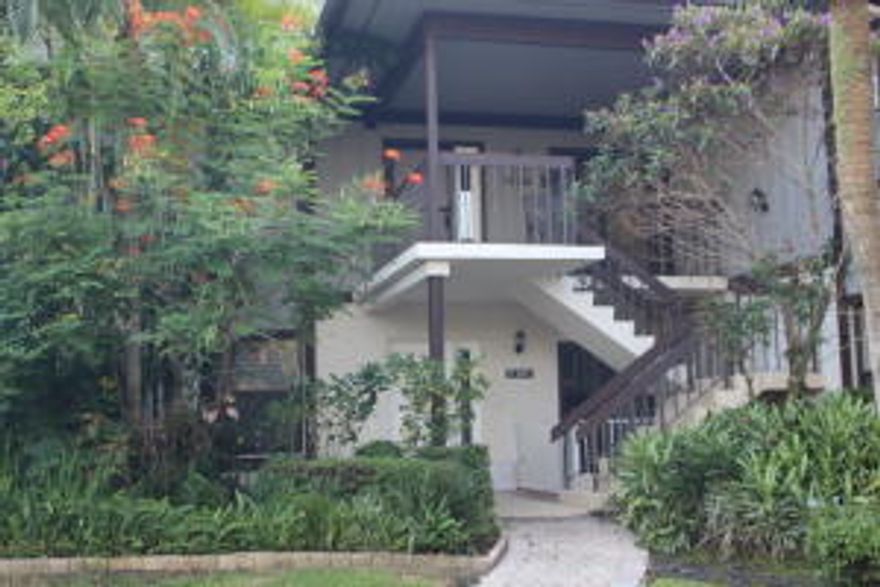 3 BEDROOM 3 BATH SECOND FLOOR CONDO IN GREAT LOCATION WITH LARGE SCREENED PATIO & CHEF'S KITCHEN. BRIGHT AND SPACIOUS. ASSOCIATION POOL. CLOSE TO HORSE SHOWS.