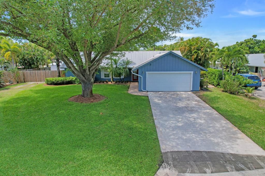 Photo of 18265 Oak Leaf Drive, Jupiter, FL 33458 (MLS # R10792462)