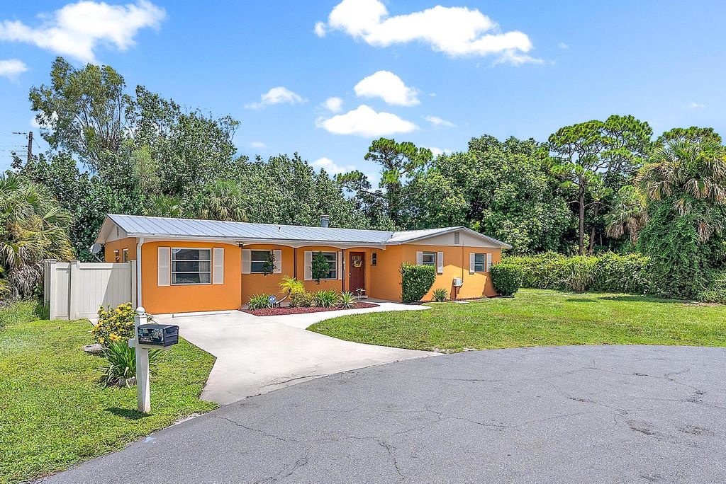 Photo of 1017 SE 16th Court, Stuart, FL 34996 (MLS # R11116029)